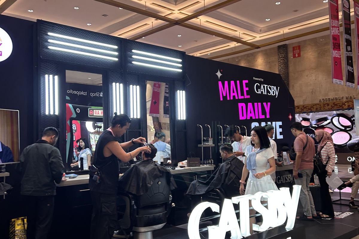 Booth Gatsby di Jakarta X Beauty sudah menerima antrean potong rambut gratis sejak pukul 10.00, Sabtu (8/6/2024).