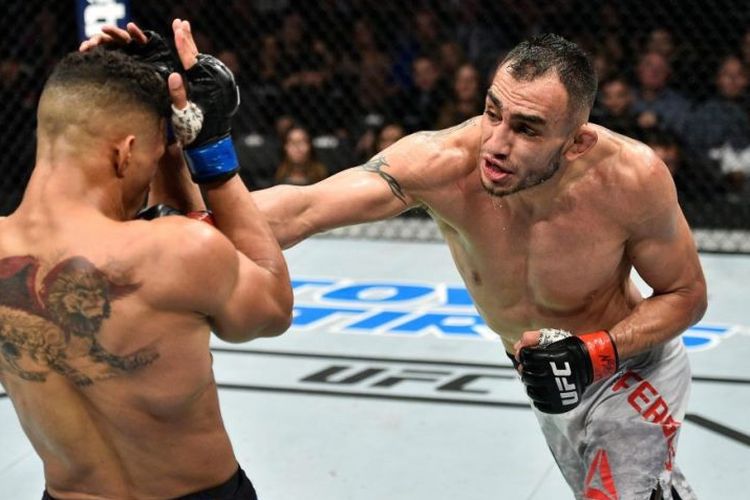 Tony Ferguson (kanan) saat mengalahkan Kevin Lee.