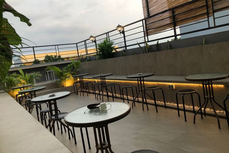 Column Rooftop Cafe Jakarta Barat