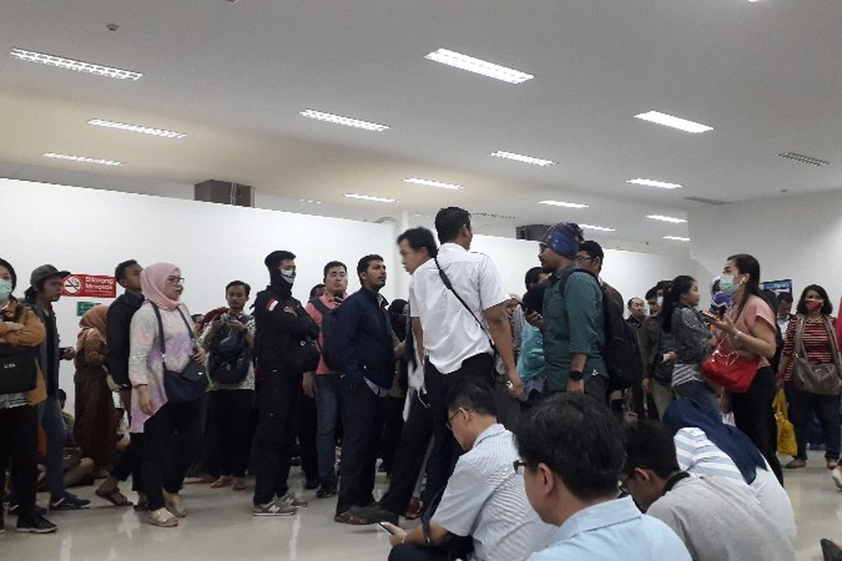 Sejumlah penumpang KRL tujuan Tangerang di Stasiun Duri terlantar akibat kebakaran di kawasan Taman Kota, Kembangan Utara, Jakarta Barat yang belum padam pada Kamis (29/3/2018).