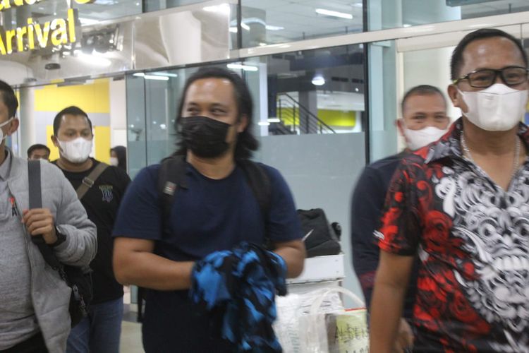 Tersangka Arige Pandu, pemilik gudang minyak ilegal yang terbakar sepekan lalu, saat tiba di Bandara Sultan Thaha Jambi usai ditangkap di Sumatera Utara 