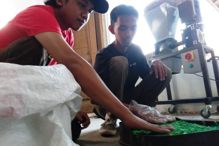 Proses pengolahan tutup botol plastik untuk dijadikan bahan baku pembuatan bodi gitar yang dikerjakan kelompok pemuda asal Cianjur, Jawa Barat.