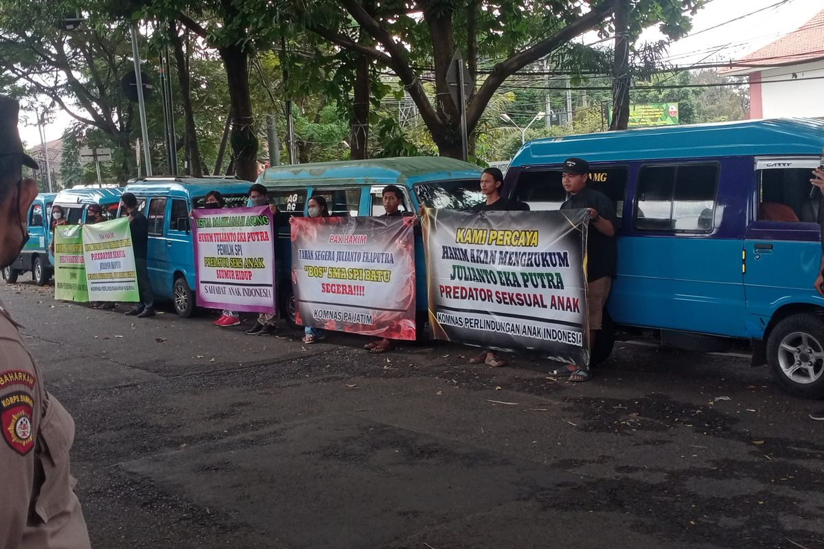 Aksi damai dari belasan orang pendukung korban mewarnai jalannya sidang di depan Pengadilan Negeri Malang Kelas IA pada Rabu (6/7/2022). Mereka menuntut kepada Majelis Hakim dan Jaksa Penuntut Umum (JPU) untuk benar-benar adil dalam memproses perkara tersebut.