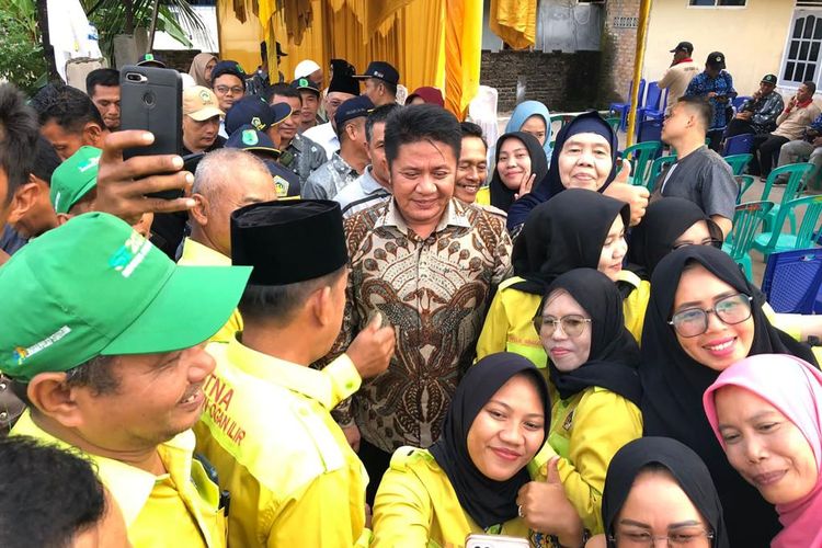 Gubernur Sumatera Selatan (Sumsel) Herman Deru menerima penghargaan Adhi Bhakti Tani Nelayan Maha Utama dari Kontak Tani Nelayan Andalan (KTNA) Nasional di Auditorium Universitas Negeri Padang (UNP) Provinsi Sumatera Barat (Sumbar), Jumat (9/7/2023).


