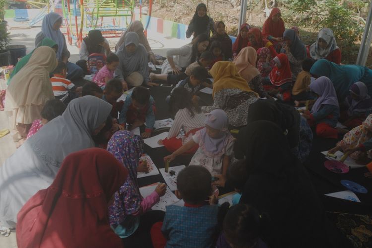 Suasana Taman Bacaan Masyarakat (TBM) Wadas Kelir di jalan Wadas Kelir, Kelurahan Karangklesem, Kecamatan Purwokerto Selatan, Kabupaten Banyumas, Jawa Tengah, Senin (20/8/2018).