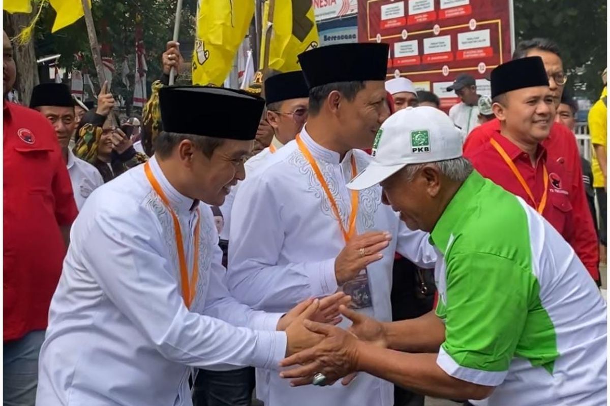 Paslon Adi Nawawi sedang menemui warga di masa kampanye di Pilkada Kota Pasuruan Tahun 2024 