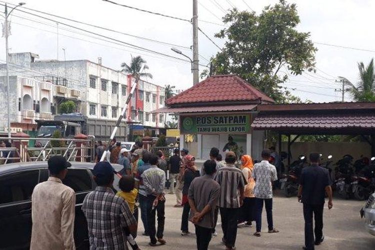 Warga dari Kemukiman Saptajaya mendatangi PN Kualasimpang untuk memberi dukungan moril kepada Juparto yang menghadapi gugatan Rp 1 miliar, Rabu (10/7/2019). 
