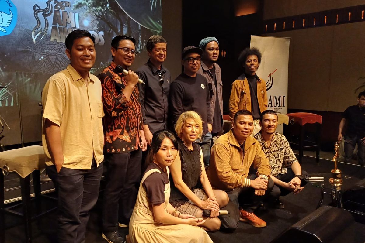 Ketua Umum AMI Candra Darusman dan artis yang masuk nominasi AMI Awards 2023 dalam jumpa pers di XXI Lounge Plaza Senayan, Jakarta Pusat, Kamis (21/9/2023). 