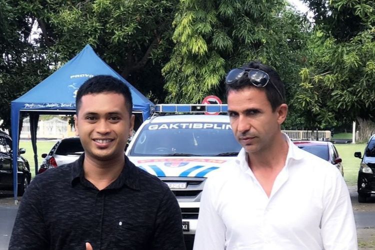 pengusaha asal Perancis David Alexandre didampingi kuasa hukum Anton Hariawan saat melapor di Polda NTB