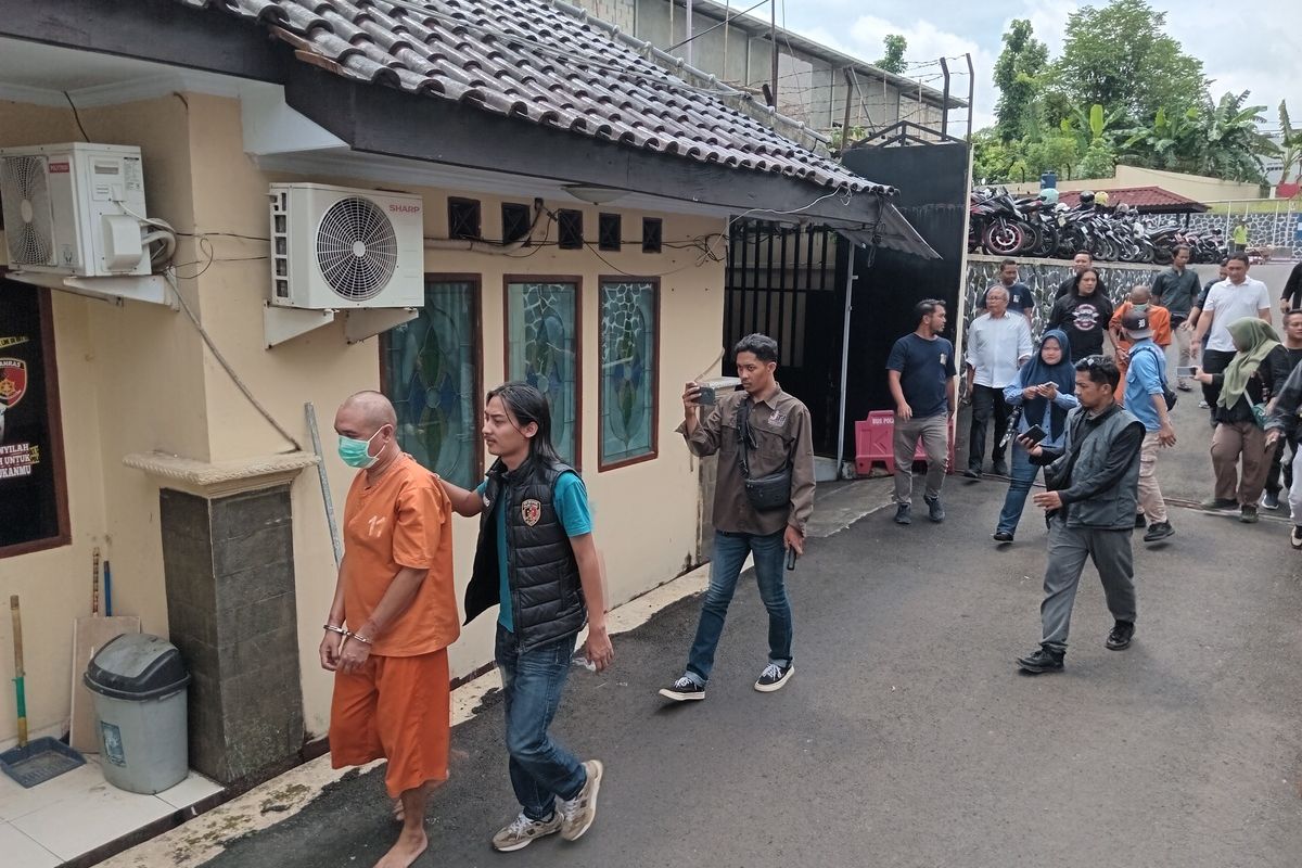 Dua pencuri mobil digelandang penyidik di Mapolres Ciamis, Senin(19/1/2026).