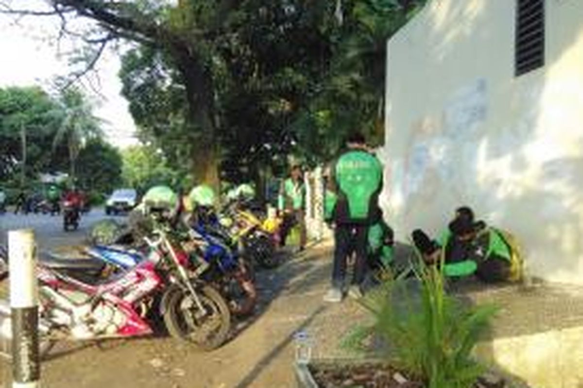 Pengemudi ojek berbasis aplikasi mobile tengah menunggu panggilan pelanggan di kawasan Jakarta Selatan pada Rabu (10/6/2015) sore.