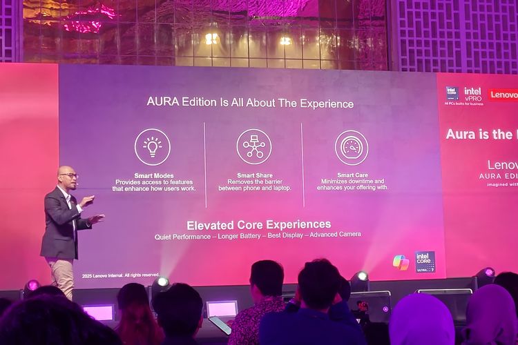 Client Solution Architect Lenovo Indonesia, Imam Munajat menjelaskan fitur utama laptop Aura Edition di peluncuran ThinkPad Aura Edition di Thamrin Nine Ballroom, Jakarta Pusat, Rabu (7/5/2025). Meski tampangnya sama dengan versi standar, laptop ini punya keunggulan di sektor jeroan baik hardware maupun software.