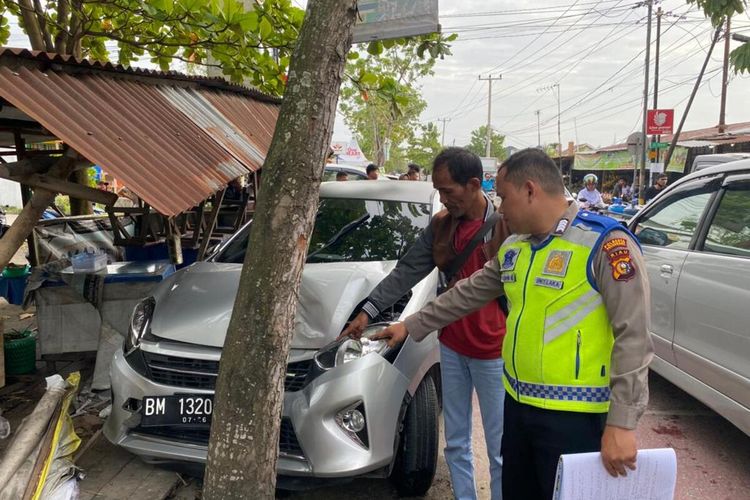 Petugas Satlantas Polresta Pekanbaru melakukan olah TKP pada kasus kecelakaan mobil menabrak pejalan kaki, di Jalan Duyung, Kecamatan Marpoyan Damai, Kota Pekanbaru, Riau, Senin (27/2/2023).