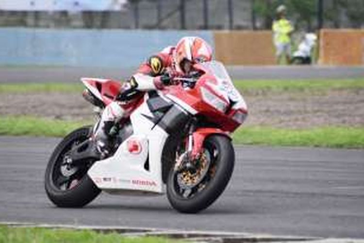 Pebalap Astra Honda Racing Team, Gerry Salim, memacu motornya pada race kedua seri ke-2 Indospeed Racing Series di Sirkuit Internasional Sentul, Bogor, Jawa Barat, Minggu (22/5/2016).