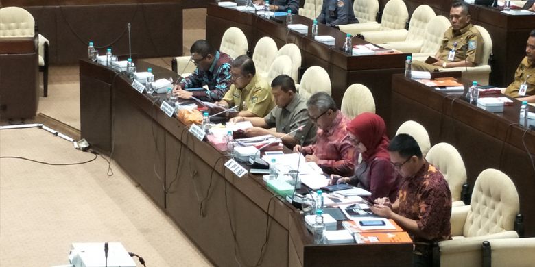 Ketua KPU Arief Budiman dan Dirjen Politik dan Pemerintahan Umum Kementerian Dalam Negeri Soedarmo dalam rapat dengar pendapat dengan Komisi II DPR di ruang rapat fraksi, Kompleks Parlemen, Jakarta, Senin (15/1/2018).