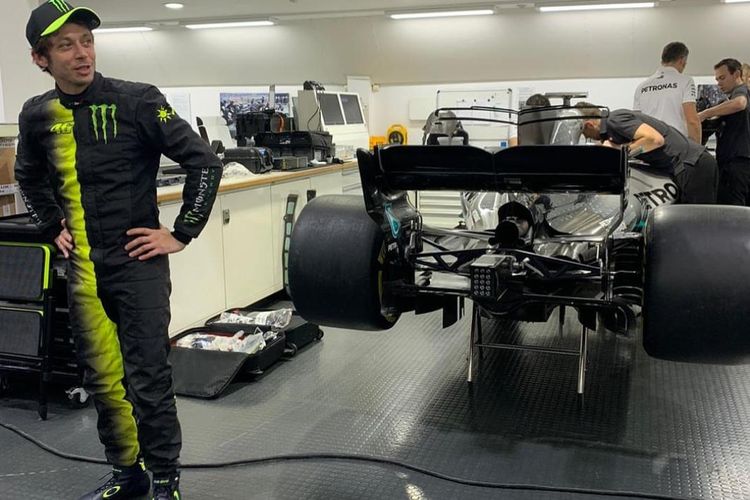 Rossi bakal jajal mobil F1 milik Lewis Hamilton