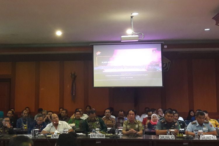 Bupati Konawe Utara Ruksamin baju kemeja putih saat pemaparan banjir di hadapan Menteri PUPR dan komisi V DPR RI di kantor gubernur Sultra (KOMPAS.com/KIKI ANDI PATI)