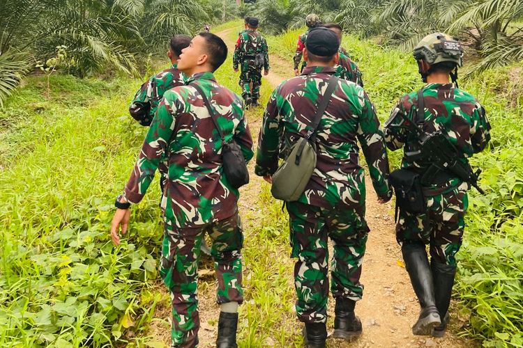 Prajurit Satgas Pamtas Batalyon Armed 16 Tumbak Kaputing menggelar patroli di salah satu jalan tikus perbatasan Indonesia-Malaysia di Desa Bungkang, Kecamatan Sekayam, Kabupaten Sanggau, Kalbar, Jumat (18/8/2023).