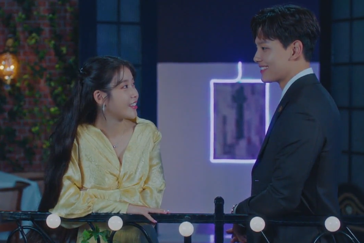 IU dan Yeo Jin Goo dalam Hotel Del Luna Episode 16.
