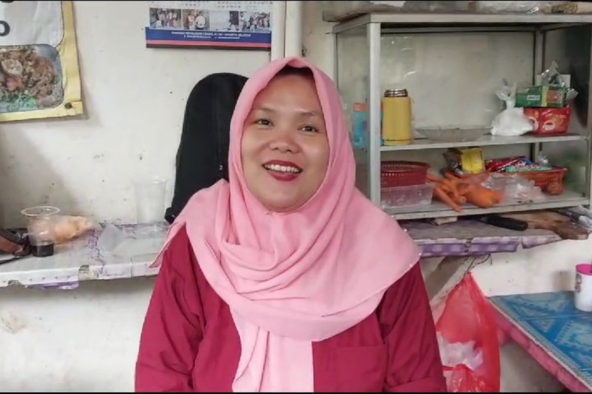 Pemilik warung kerek atau warung yang berada di tepian Kali Mampang, Jakarta Selatan, bernama Neneng (43), saat ditemui Kompas.com, Rabu (17/1/2024).