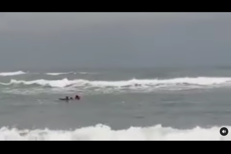 Tangkapan layar video viral detik-detik SAR Pantai Parantritis menyelamatkan wisatawan yang tenggelam