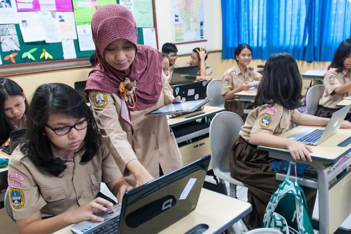 Guru dan siswa dengan pembelajaran quipper.