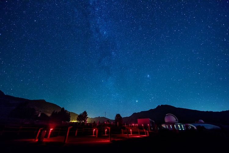 Suasana langit malam di Kota Saint-Barthelemy Valley di Valle dAosta, Italia.