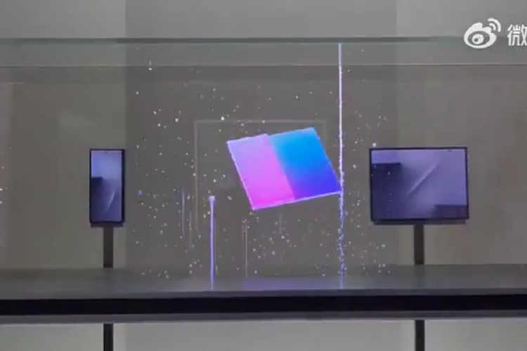 Samsung menampilkan sebuah animasi melalui layar di belakang kaca display untuk memperlihatkan bagaimana transisi HP lipat tiga Samsung dari saat dilipat hingga ditutup.