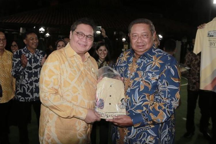 Ketua Umum Partai Golkar, Airlangga Hartarto, dan Ketua Umum Partai Demokrat, Susilo Bambang Yudhoyono bersilaturahim di kediaman SBY di CIkeas, Jawa Barat, Kamis (5/3/2020)