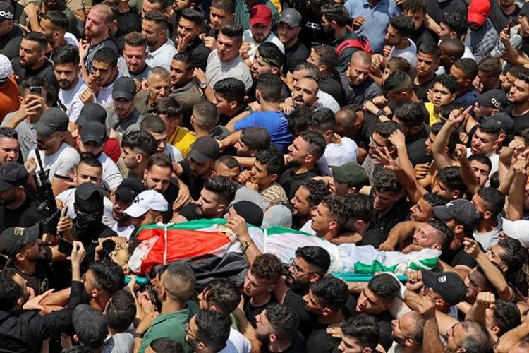 Para pelayat membawa jenazah komandan Palestina Brigade Martir Al-Aqsa Ibrahim al-Nabulsi, yang tewas dalam serangan Israel, selama prosesi pemakaman di kota Nablus, Tepi Barat, pada 9 Agustus 2022.
