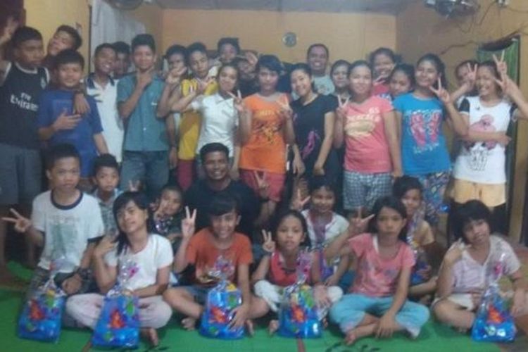 Jelang Natal, Pemain PS TNI Berbagi Kasih di Panti Asuhan