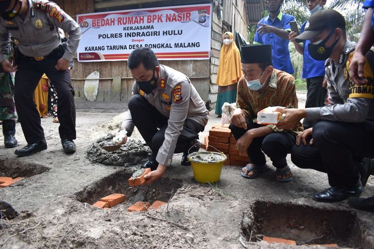 Kapolres Inhu AKBP Bachtiar Alponso meletakkan batu pertama pembangunan rumah warga kurang mampu di Desa Bongkal Malang, Kecamatan Kelayang, Kabupaten Inhu, Riau, Rabu (25/8/2021).