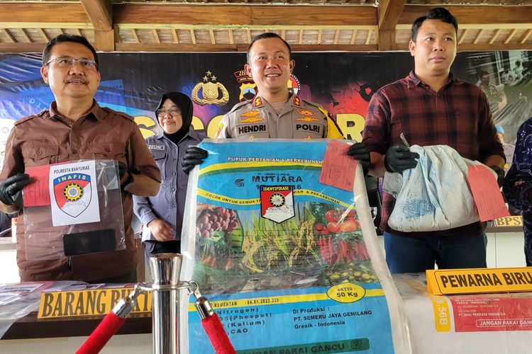 Ungkap kasus peredaran pupuk NPK palsu di Mapolresta Banyumas, Jawa Tengah, Jumat (8/12/2023).