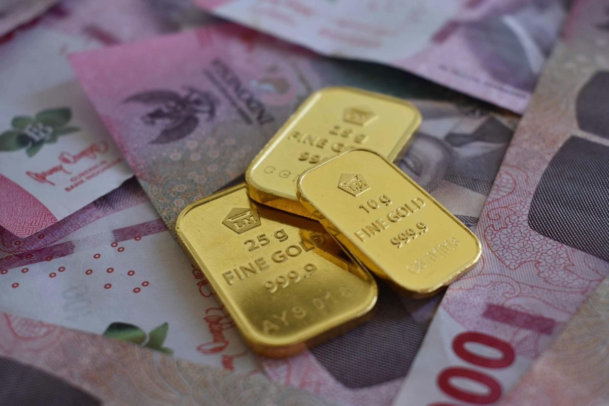 Harga emas di Pegadaian hari ini Sabtu, 3 Mei 2025 kompak turun. Emas Antam anjlok jadi di bawah Rp 2 juta per gram.