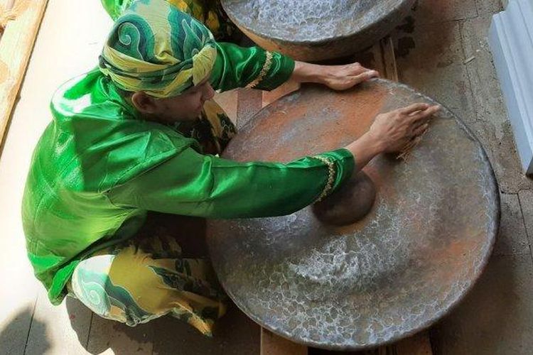 Abdi dalem saat Tradisi Nyiram Gong tengah menggosok Gong Sekaten yang telah dicuci menggunakan sabut kelapa dan bata merah yang dihaluskan di Langgar Alit Keraton Kanoman, Kecamatan Lemahwungkuk, Kota Cirebon, Rabu (6/11/2019). Cara tradisional itu terbukti ampuh menghilangkan karat meski tanpa menggunakan bahan kimia apapun. 