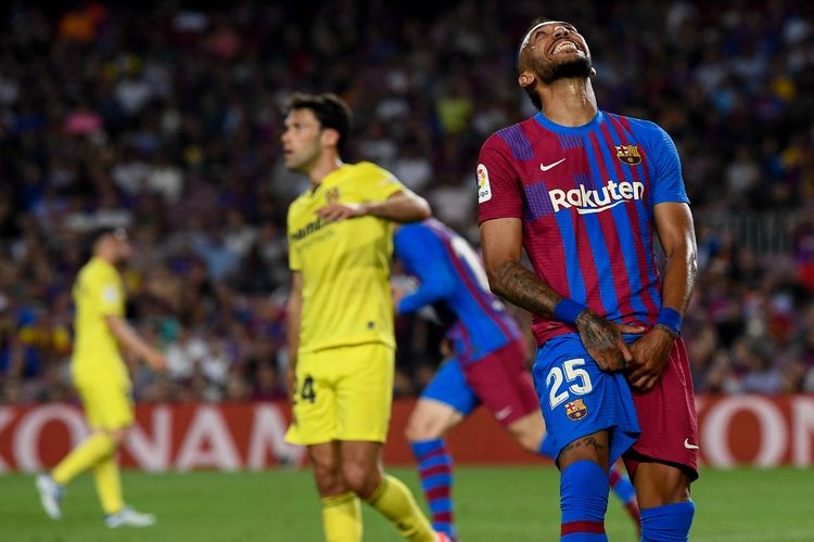 Ekspresi kekecewaan penyerang Barcelona, Pierre-Emerick Aubameyang, pada laga Lgia Spanyol kontra Villarreal di Camp Nou, Senin (23/5/2022) dini hari WIB.