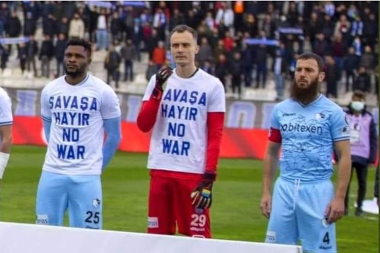 Kapten klub Divisi Kedua Liga Turki Erzurumspor, Aykut Demir, menolak memakai kaus Not War sebagai respons invasi Rusia ke Ukraina.