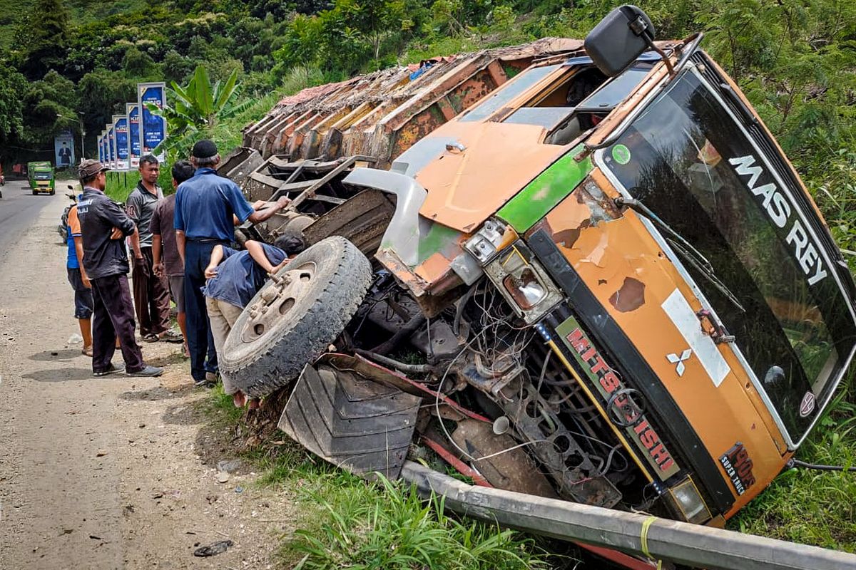 Truk sampah terguling di ruas jalan raya Bandung-Cianjur, Cipatat, Bandung Barat pada Kamis (18/1/2023).