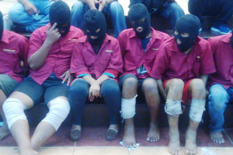Andi Lala (kedua dari kiri), istrinya (ketiga dari kiri) dan tiga tersangka lain yang terlibat dalam pembunuhan satu keluarga di Mabar, Kota Medan, Senin (17/4/2017)