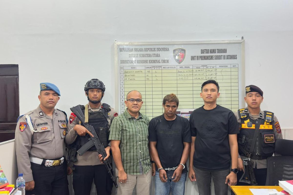 Polisi menangkap Mardiansyah (3 dari kanan) pelaku pembacokan Jaksa Kejari Deli Serdang John Wesli Sinaga (53) dan stafnya, Acensio Silvanof (25) 