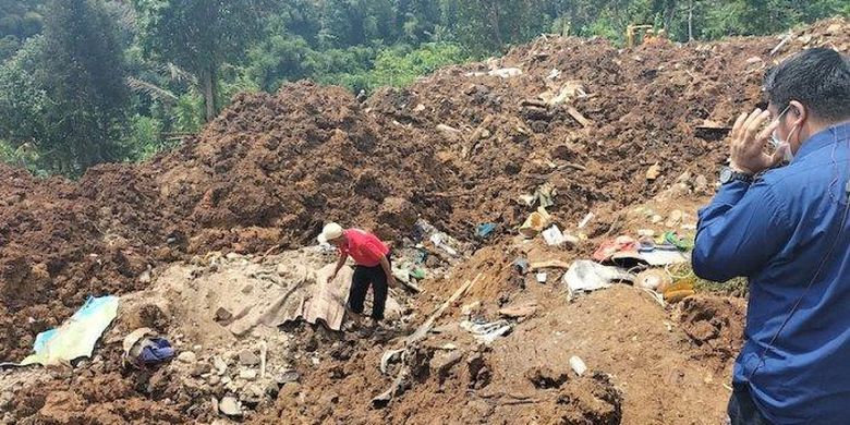 Upaya Solihin (55) mencari sang istri yang turut menjadi korban gempa Cianjur, Jawa Barat di lokasi longsor di Desa Cijedil, Cugenang, Cianjur, Jawa Barat, Senin (28/11/2022). 