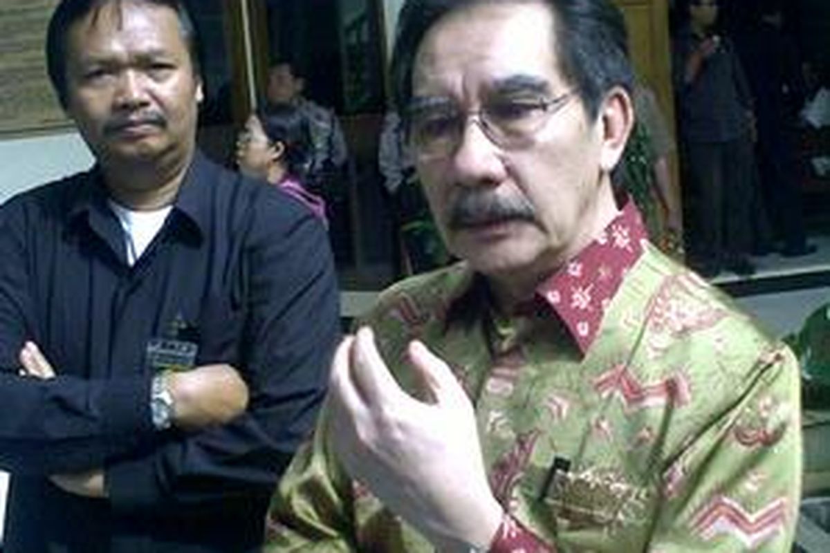 Mantan Ketua KPK Antasari Azhar sedang santai sejenak setelah sidangnya di PN Jaksel ditunda sesaat. Ia didakwa melakukan penganjuran pembunuhan Direktur PT Putra Rajawali Banjaran Nasrudin Zulkarnaen, Kamis (26/11).