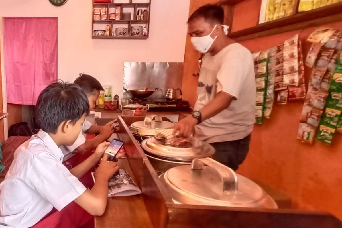 Sejumlah siswa Sekolah Dasar mengikuti pembelajaran daring di Warung Kopi kawasan Pondok Aren Tangerang Selatan.