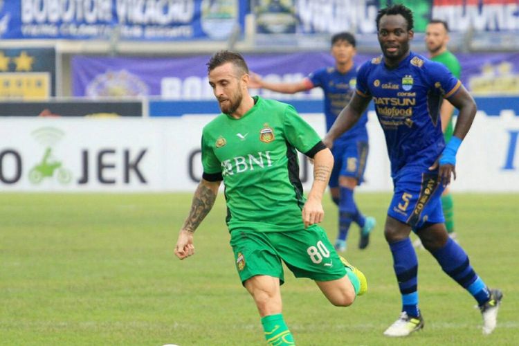 Pemain Bhayangkara FC, Paulo Sergio, dibayangi gelandang Persib, Michael Essien, pada lanjutan laga Liga 1 di Stadion Si Jalak Harupat, Minggu (24/9/2017).