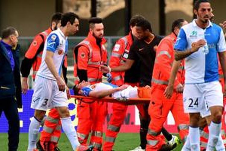Pemain muda pinjaman Juventus, Federico Mattiello, ditandu keluar lapangan akibat patah kaki. 