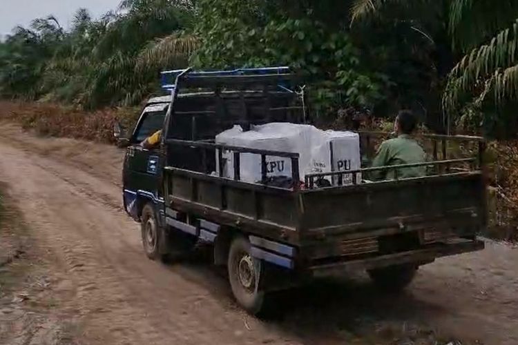 Petugas mengangkut logistik pemilu dengan melewati jalan tanah ke Dusun Pakcut, Desa Dungun Baru, Kecamatan Rupat, Kabupaten Bengkalis, Riau, Selasa (13/2/2024).