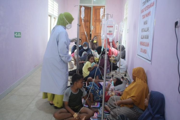 Puluhan warga desa Galanti, Kecamatan Wolowa, Kabupaten Buton, Sulawesi Tenggara, diduga mengalami keracunan usai menyantap makanan pesta pernikahan, Minggu (29/11/2020). Akibatnya, puluhan warga menjalani perawatan di UGD RSUD Kabupaten Buton