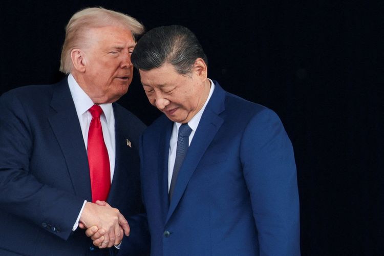 Presiden AS Donald Trump dan Presiden China Xi Jinping berbincang saat meninggalkan bandara setelah pertemuan bilateral di Bandara Internasional Gimhae, di sela-sela KTT Kerja Sama Ekonomi Asia-Pasifik (APEC), di Busan, Korea Selatan, Rabu (30/10/2025).