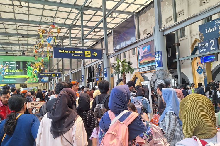 Banyak pemudik yang baru berangkat ke kampung halaman dari Stasiun Pasar Senen, pada Selasa (16/4/2024).