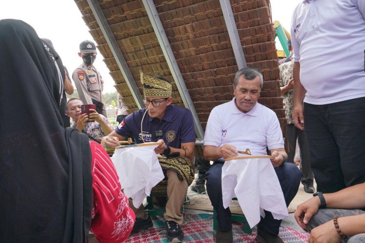 Menteri Pariwisata dan Ekonomi Kreatif (Menparekraf) Sandiaga Uno bersama Gubernur Riau Syamsuar ketika berkunjung ke Desa Wisata Dayun, Sabtu (20/8/2022) lalu.
